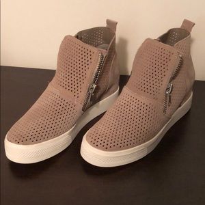 Steve Madden tan tennis shoes / sneakers size 7.5